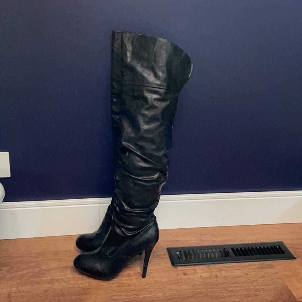 THESE BOOTS! Over the knee black boot heels SZ 8